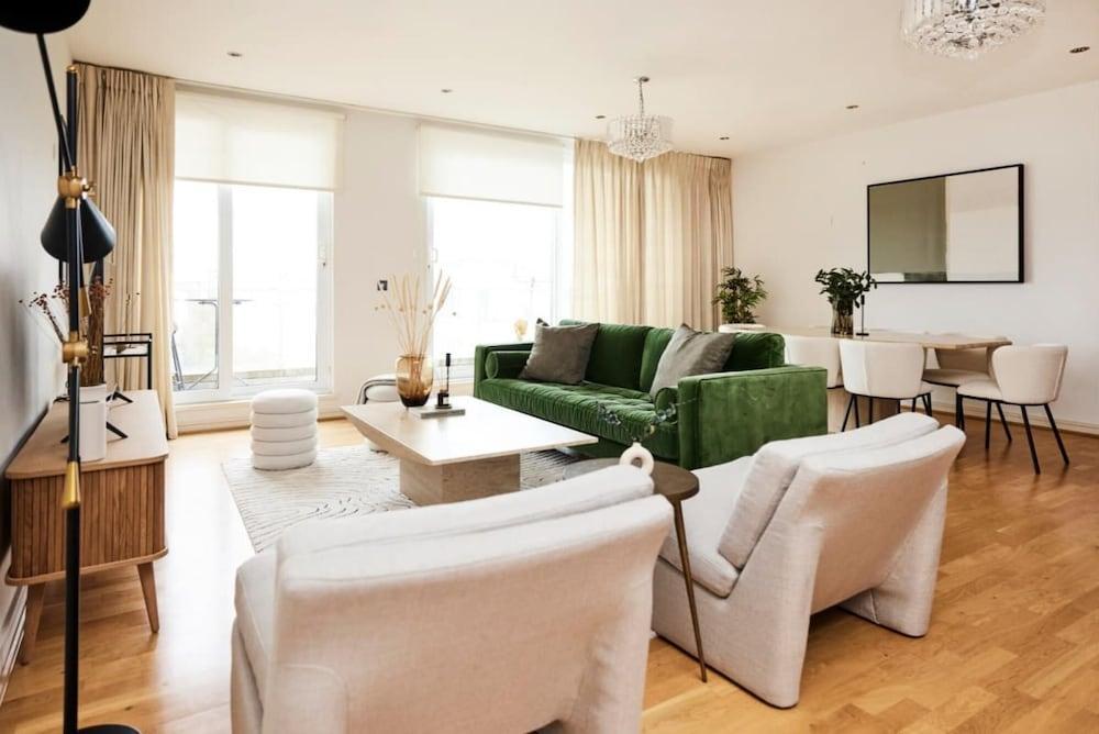 The Kew Wonder - Glamorous 3bdr With Parking and Balcony - Tap to explore photos