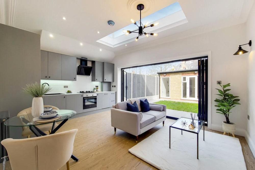 Brand New Luxury 2-bed Apartment in London - Tap to explore photos