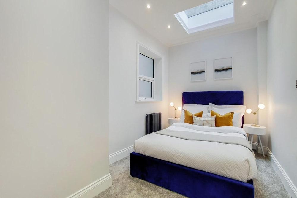 Brand New Luxury 2-bed Apartment in London - Tap to explore photos