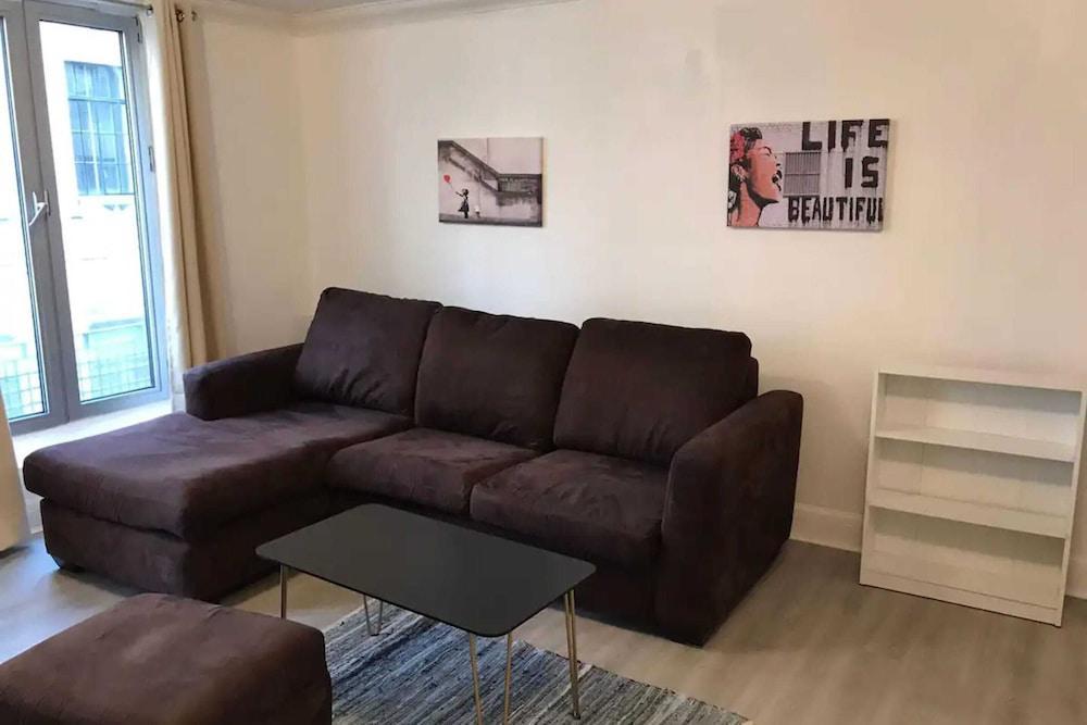 Spacious 1 Bedroom Flat Near Charterhouse Square - Tap to explore photos
