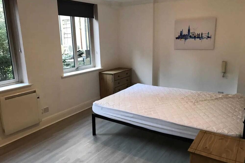 Spacious 1 Bedroom Flat Near Charterhouse Square - Tap to explore photos