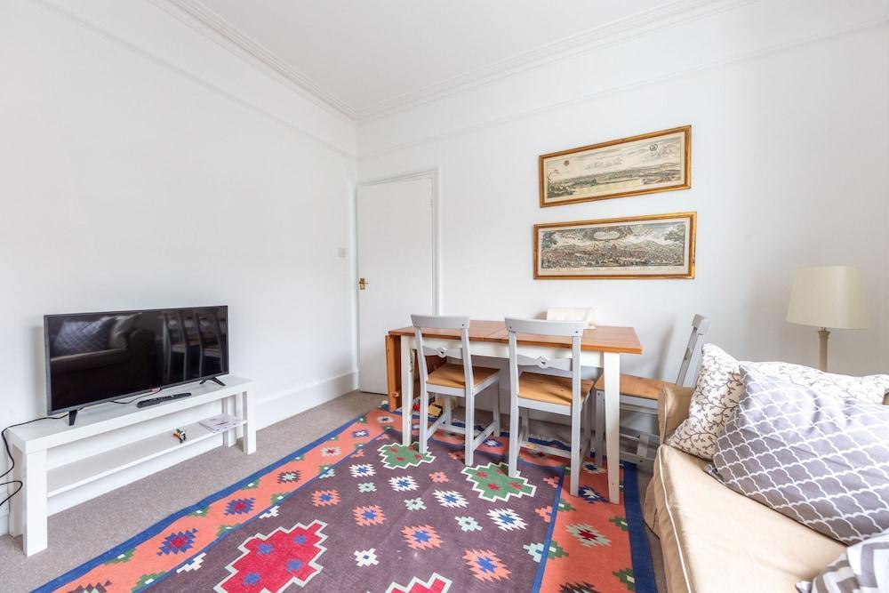 Spacious 3 Bedroom House With Garden - Hammersmith - Tap to explore photos