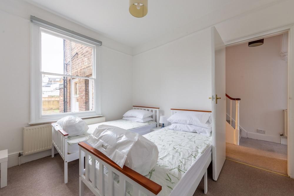 Spacious 3 Bedroom House With Garden - Hammersmith - Tap to explore photos
