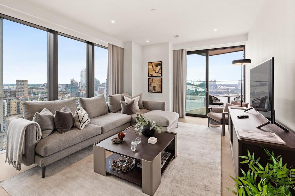 Stunning two Bedroom Docklands Apartment With Balcony - Tap to explore photos