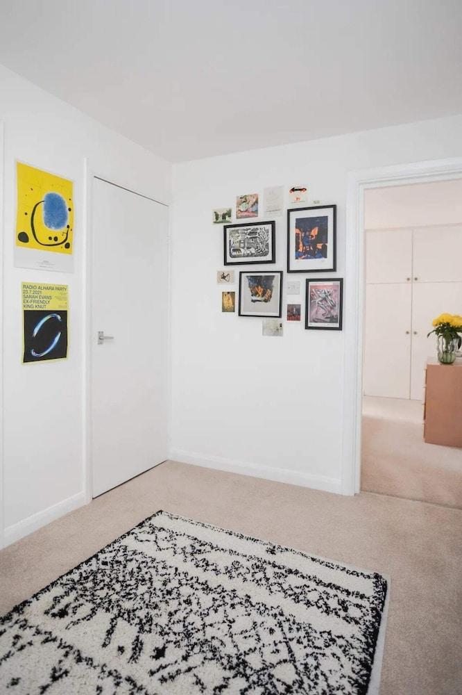 Quirky 1 Bedroom Flat in Hackney - Tap to explore photos