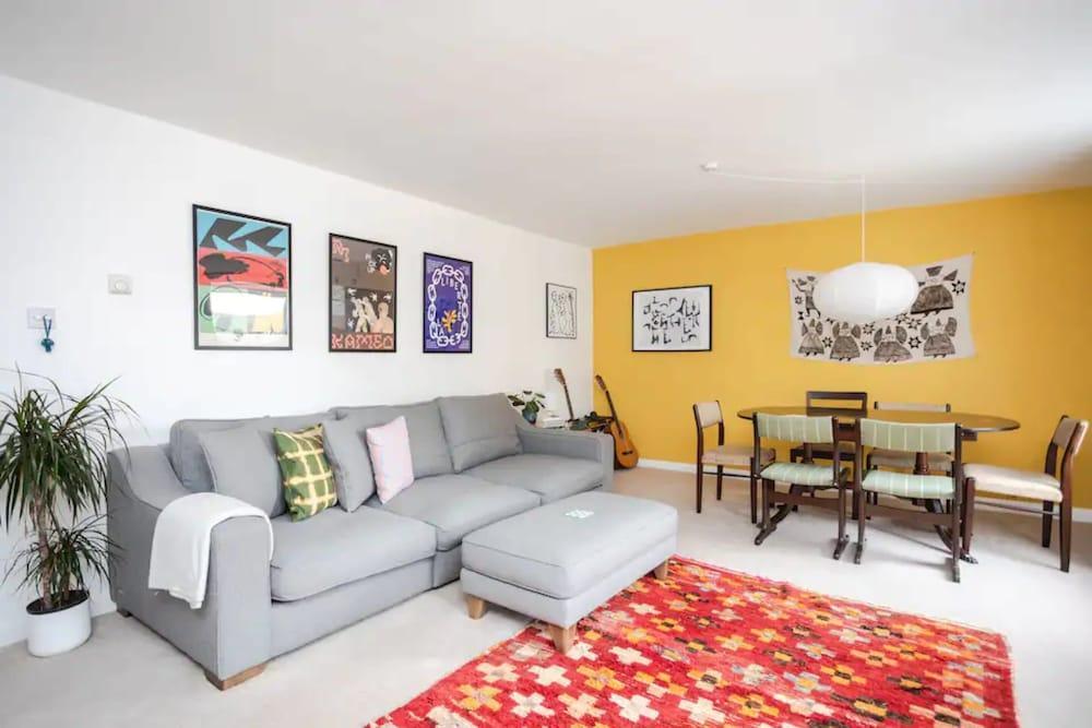 Quirky 1 Bedroom Flat in Hackney - Tap to explore photos