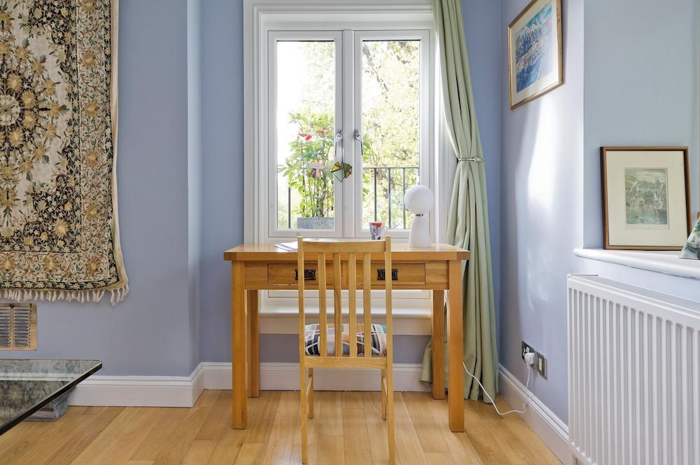 A Hampstead Retreat - Tap to explore photos