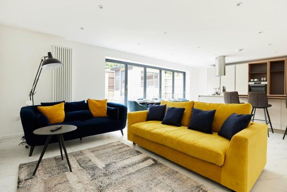The Circuits Pinner Place - Classy 3bdr House - Tap to explore photos