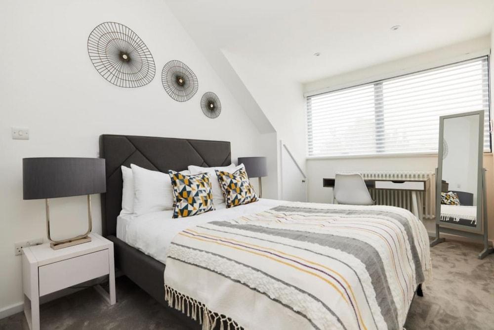 The Circuits Pinner Place - Classy 3bdr House - Tap to explore photos