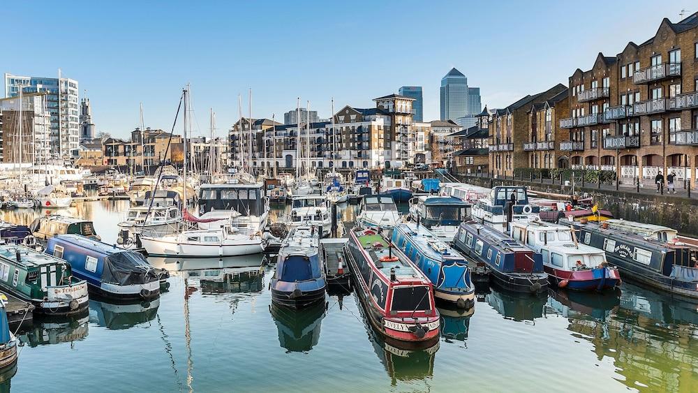 Lovely 1-bed Apartment in London by the Harbour - Tap to explore photos
