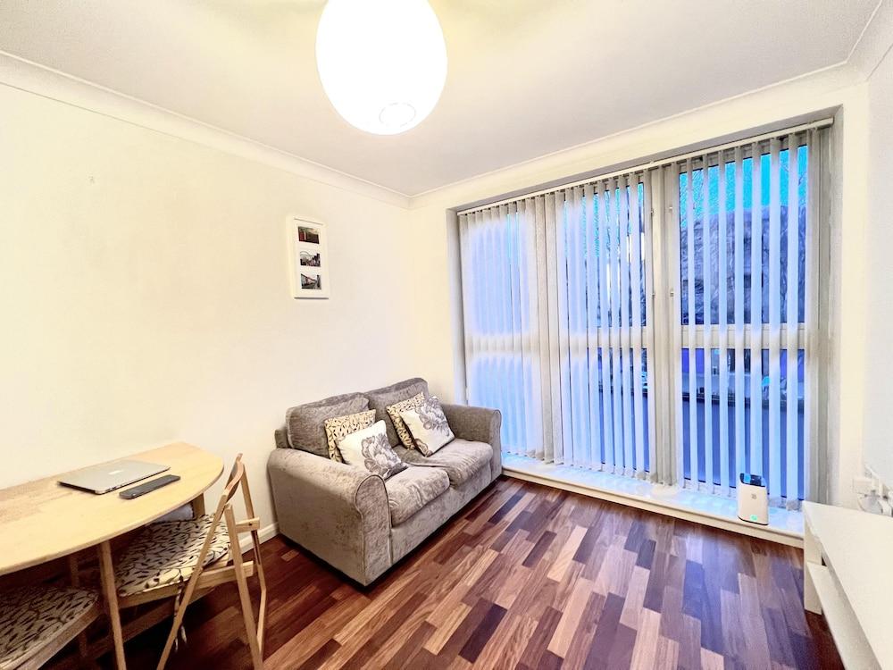 Lovely 1-bed Apartment in London by the Harbour - Tap to explore photos
