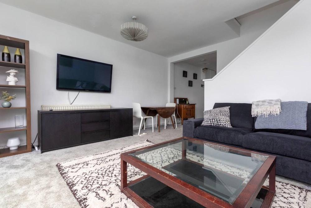 Spacious & Cosy 2 bed Flat With Terrace & Parking - Tap to explore photos