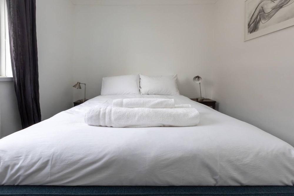 Spacious & Cosy 2 bed Flat With Terrace & Parking - Tap to explore photos