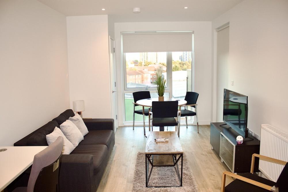 Cozy One Bedroom Apartment in Greenford - Tap to explore photos