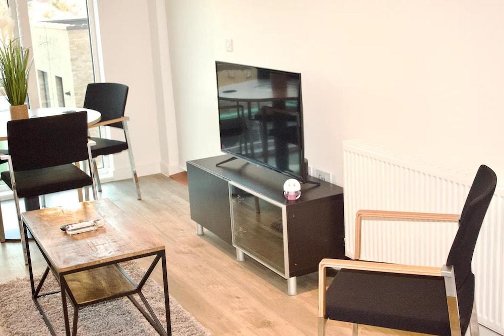 Cozy One Bedroom Apartment in Greenford - Tap to explore photos