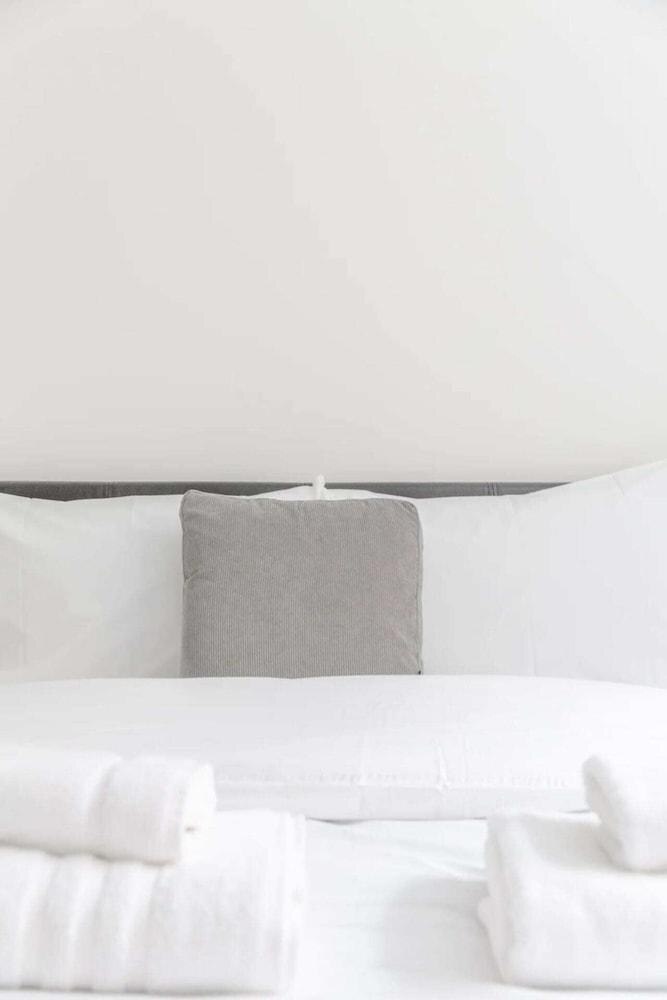 Spacious and Central 4 Bedroom Flat - West Kensington - Tap to explore photos