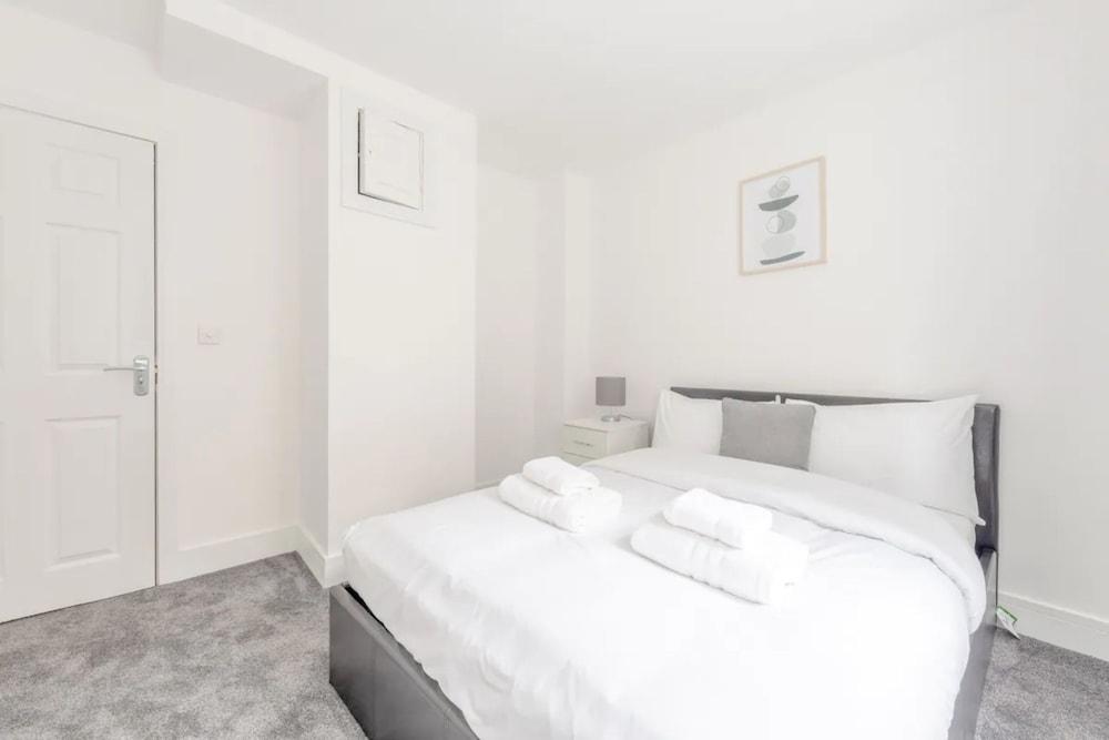 Spacious and Central 4 Bedroom Flat - West Kensington - Tap to explore photos