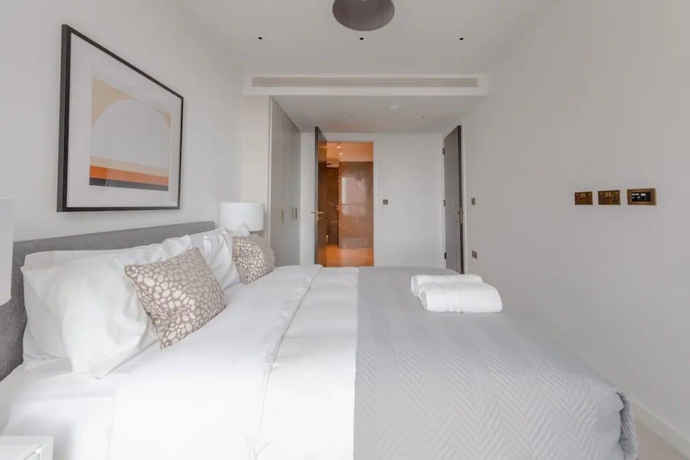 Luxurious 2BD Flat by the River Near Vauxhall - Tap to explore photos