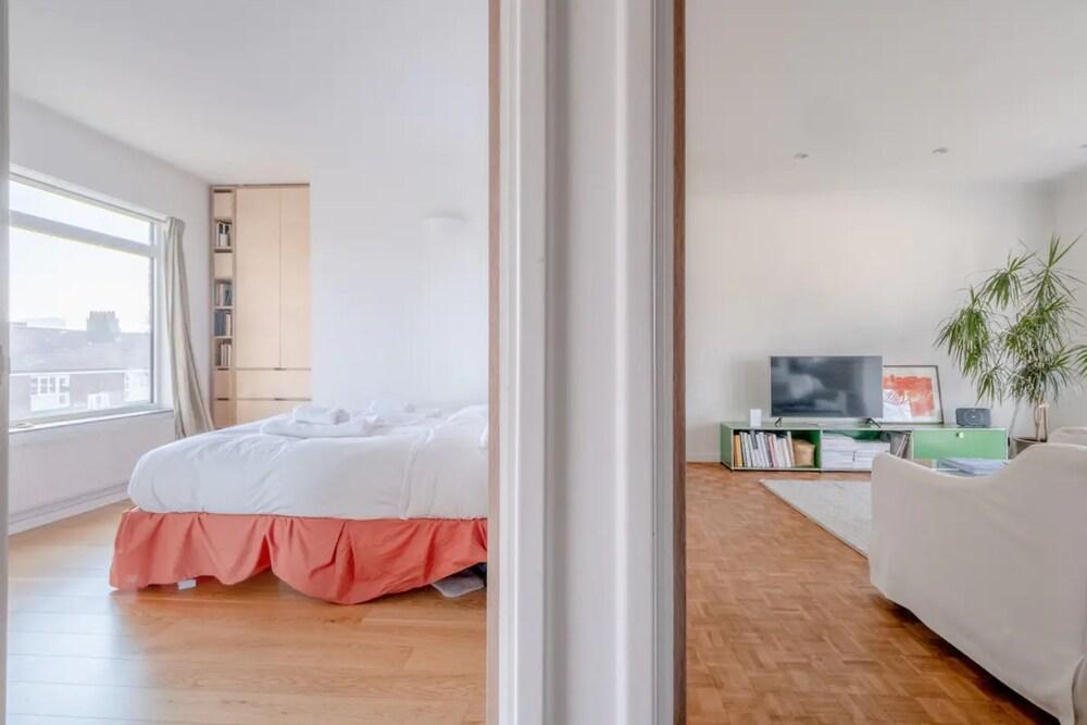 Peaceful 2 Bedroom Flat With Roof Terrace - Hackney - Tap to explore photos