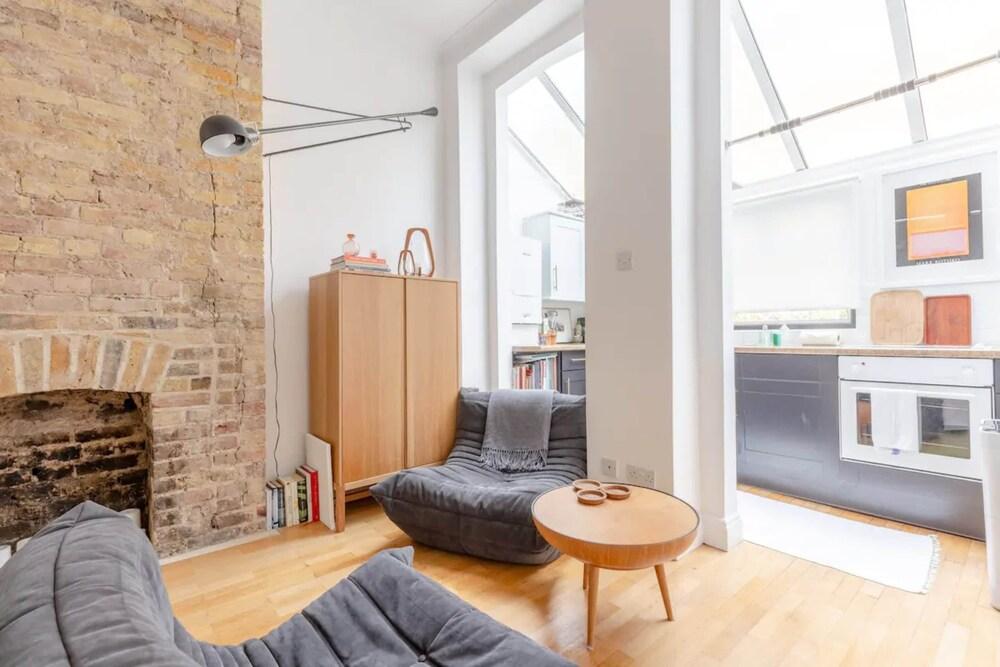 Cosy 1 Bedroom Apartment in West Kensington - Tap to explore photos