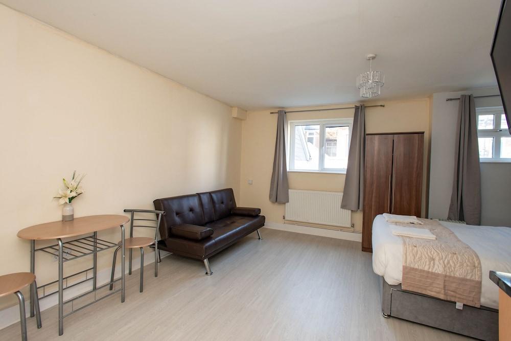 Newly Refurbished Studio, 20mins to London Bridge - Tap to explore photos