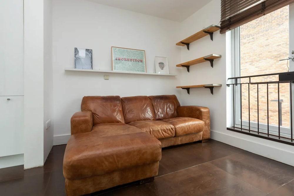 Bright and Stylish 2 Bedroom House in Shoreditch - Tap to explore photos