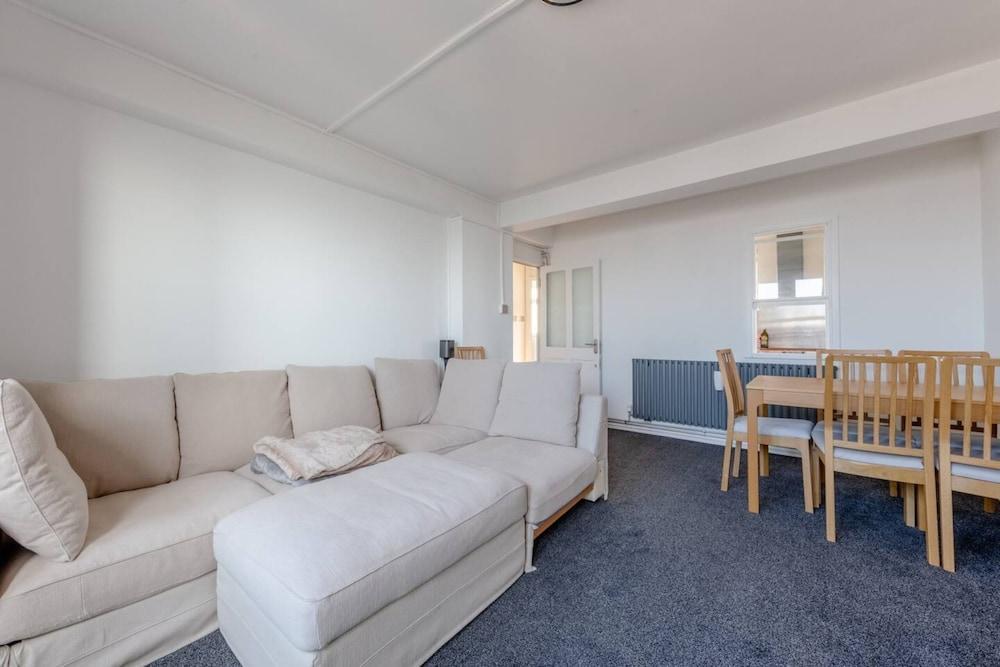 Scenic and Unique 2 Bedroom - Hackney Central - Tap to explore photos