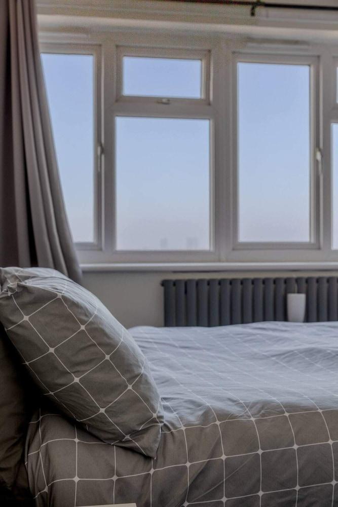 Scenic and Unique 2 Bedroom - Hackney Central - Tap to explore photos