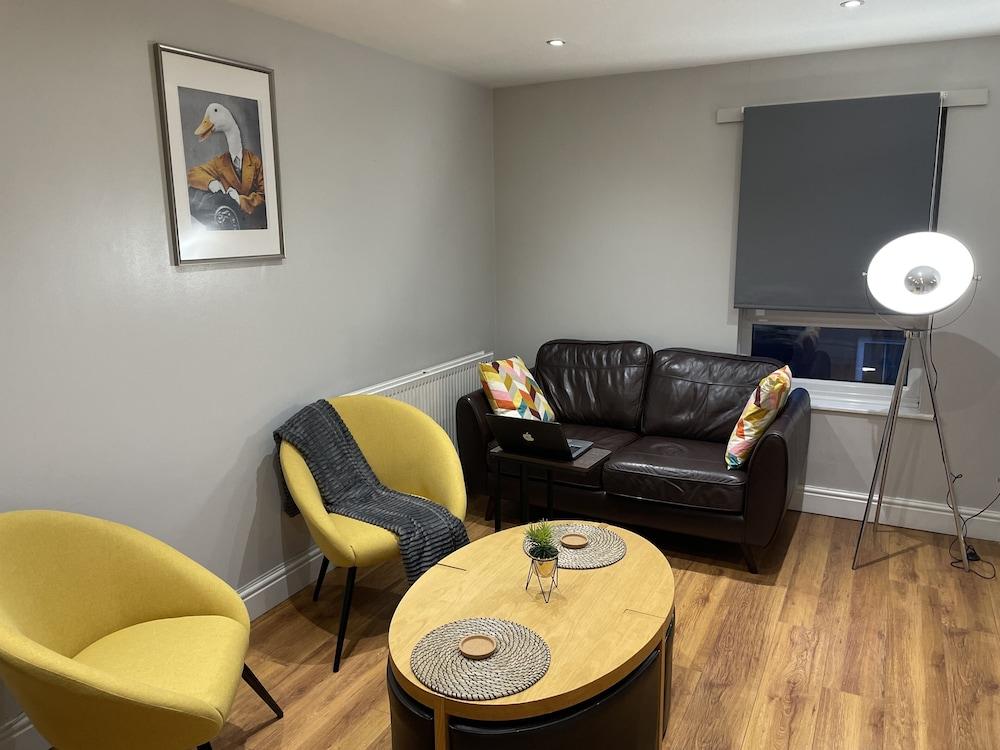 Immaculate 2-bed Apartment in London - Tap to explore photos
