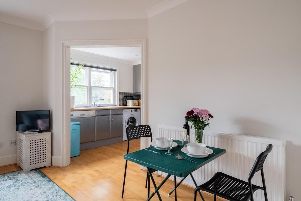 Pleasant Putney Home Close to the Tube Station - Tap to explore photos