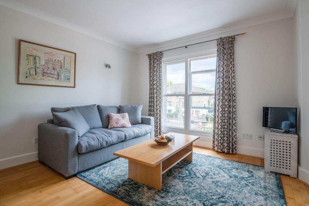 Pleasant Putney Home Close to the Tube Station - Tap to explore photos