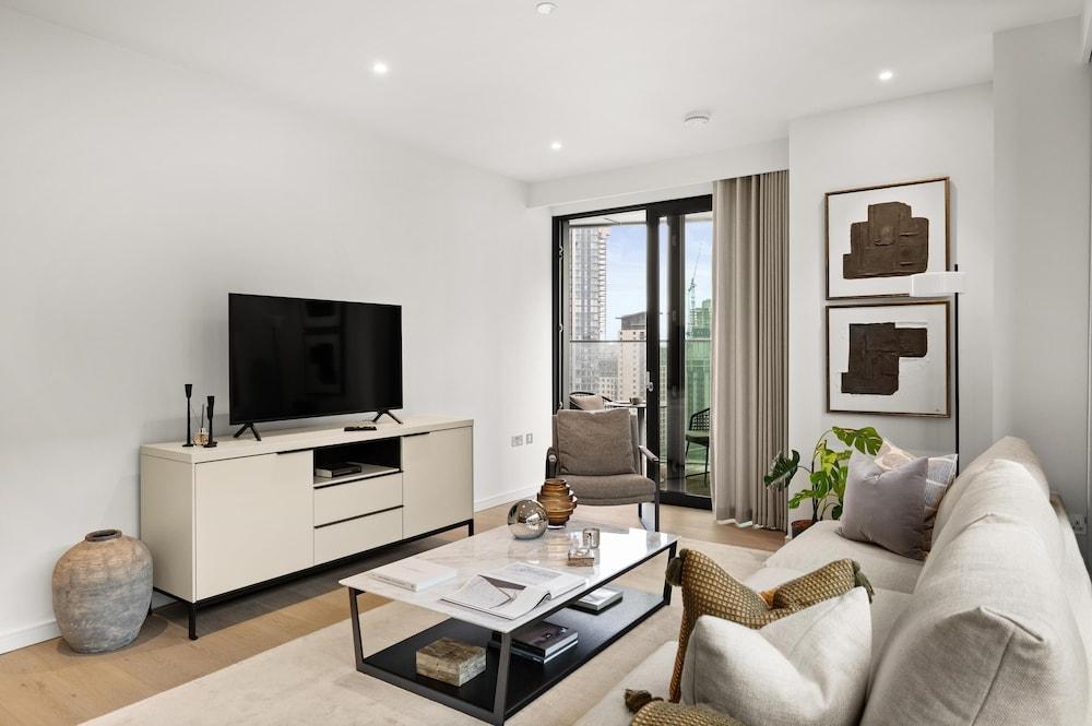Stylish two Bedroom Apartment With River Views in Docklands - Tap to explore photos