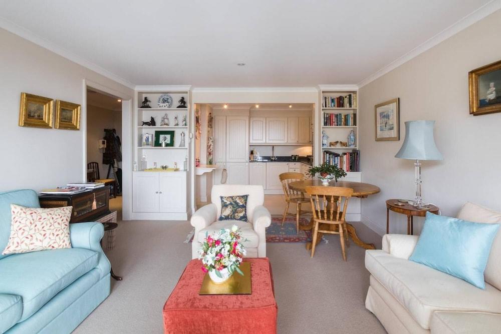 Bright Traditional 1bed Battersea Riverside Apt - Tap to explore photos