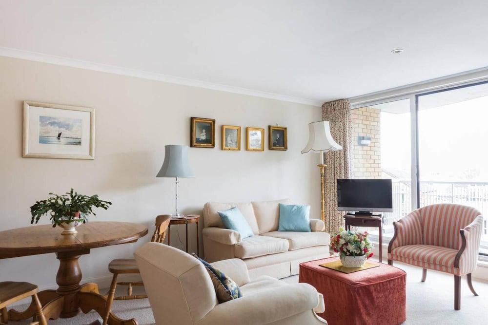 Bright Traditional 1bed Battersea Riverside Apt - Tap to explore photos