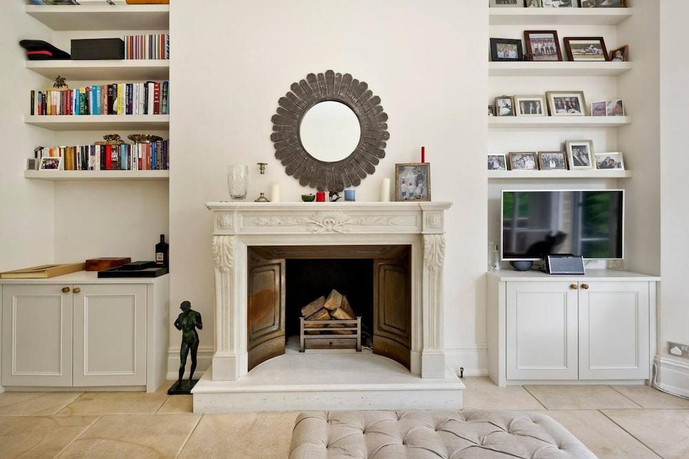 Stunning 2-bed Chelsea Apt - Tap to explore photos
