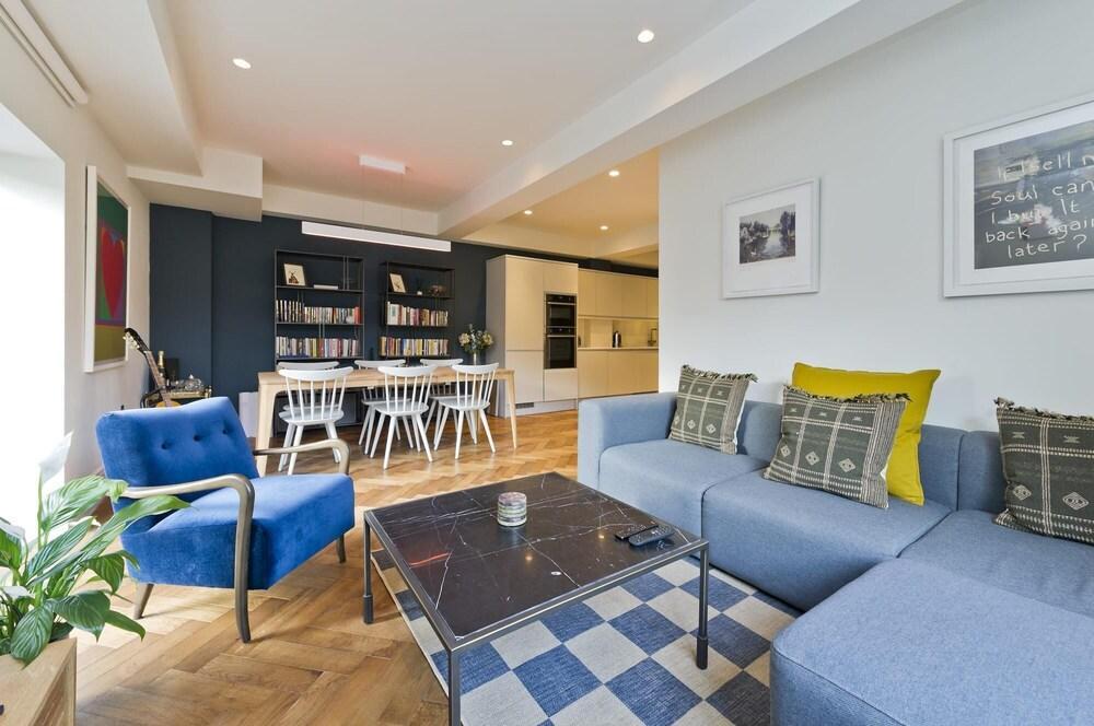 Stylish 2 bed Flat Kings Cross - Tap to explore photos