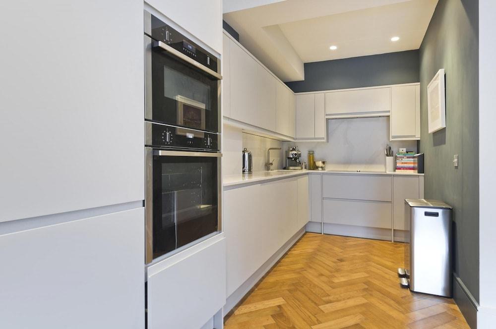 Stylish 2 bed Flat Kings Cross - Tap to explore photos