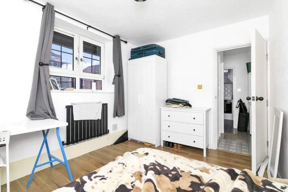 Spacious 4 Bedroom Apartment in Bethnal Green - Tap to explore photos