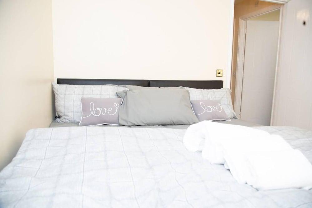 Charming 2-bedroom House - Tap to explore photos