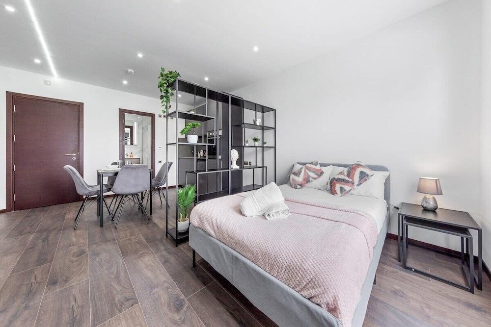 Golders Green Stays Room Type - Double Room, Private Bathroom (FF 1B - Woodstock) Golders Green Stays Room Type - Double Room, Private Bathroom (FF 1B - Woodstock)