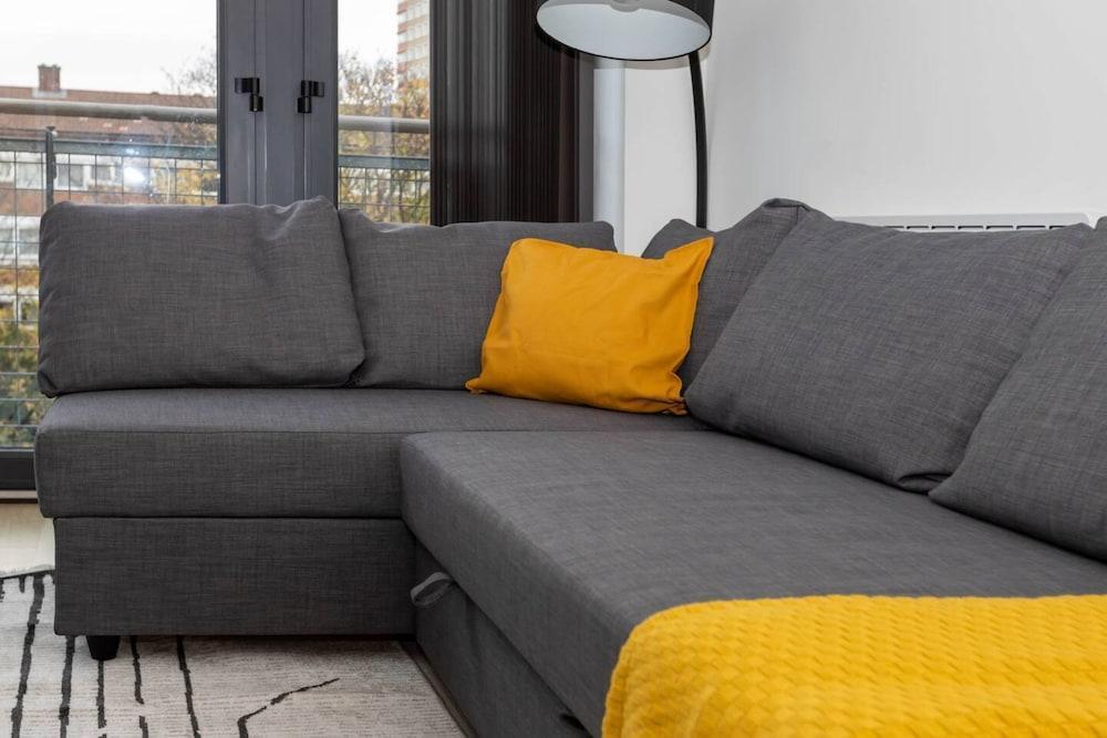 Lovely 1 Bedroom Flat Overlooking Canal in Hackney - Tap to explore photos