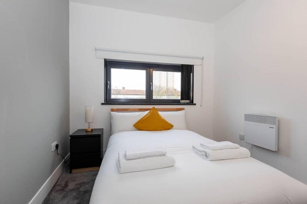 Lovely 1 Bedroom Flat Overlooking Canal in Hackney - Tap to explore photos
