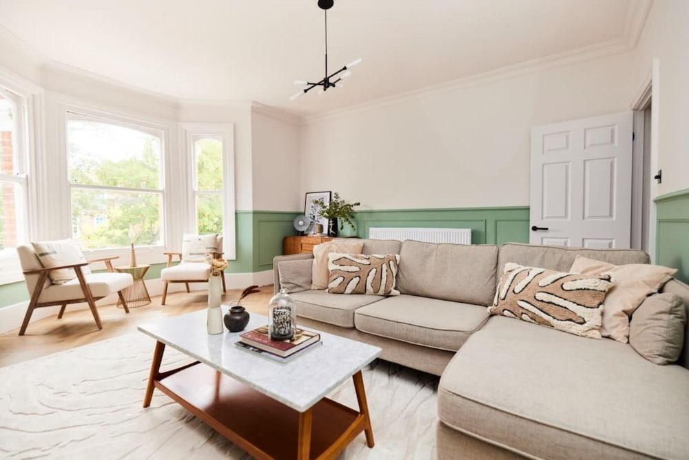 The Elmfield Road Wonder - Dazzling 2bdr Flat - Tap to explore photos