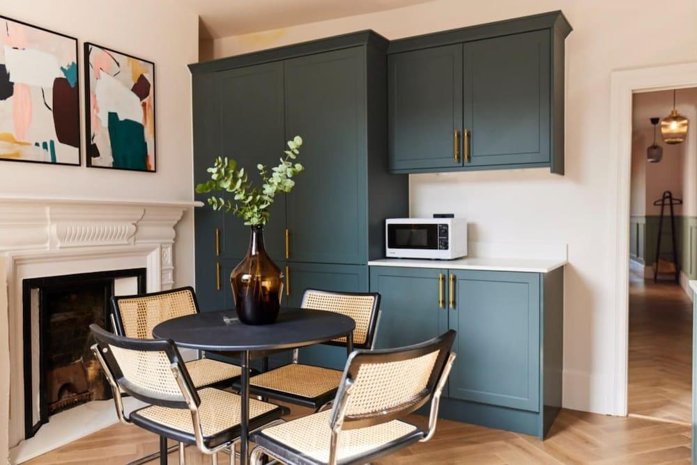 The Elmfield Road Wonder - Dazzling 2bdr Flat - Tap to explore photos