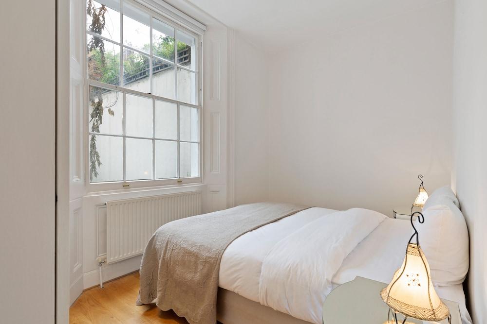 JOIVY Elegant 1-Bed Flat In Bayswater - Tap to explore photos
