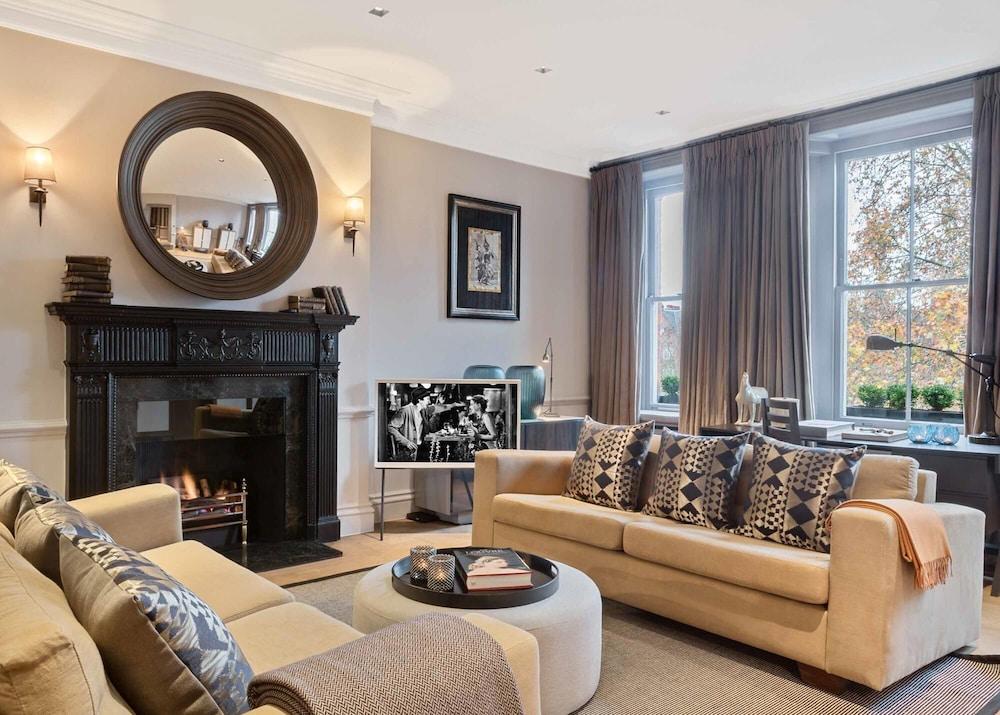 Spacious 2 Bedroom Apartment in Cadogan Square - Tap to explore photos