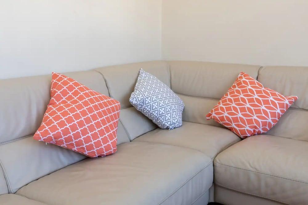 Spacious and Bright 2 Bedroom Flat in Maida Vale - Tap to explore photos