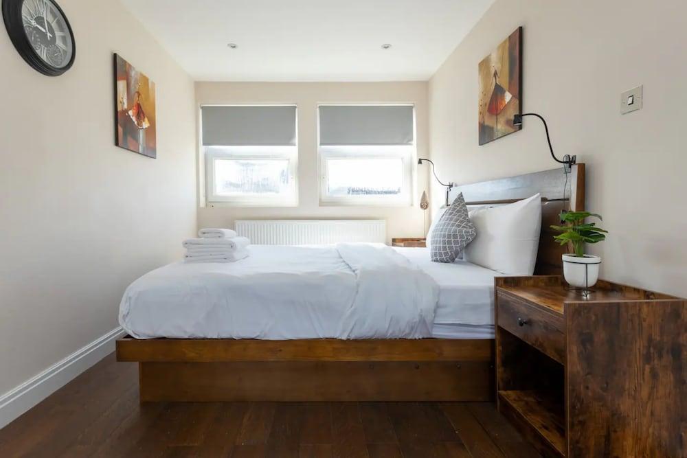 Spacious and Bright 2 Bedroom Flat in Maida Vale - Tap to explore photos