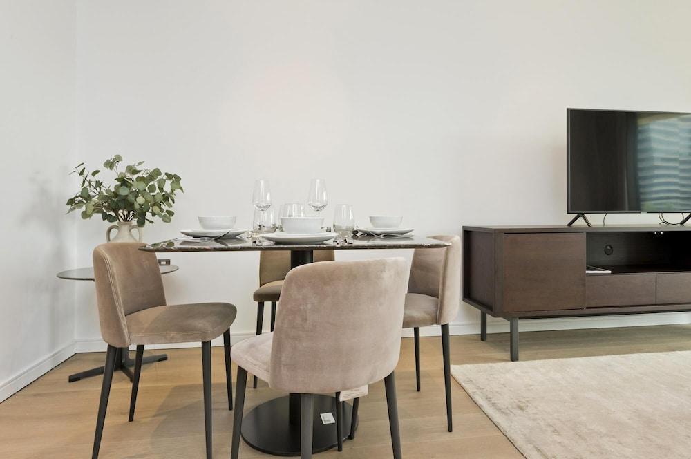 Deluxe one Bedroom Apartment in Canary Wharf - Tap to explore photos