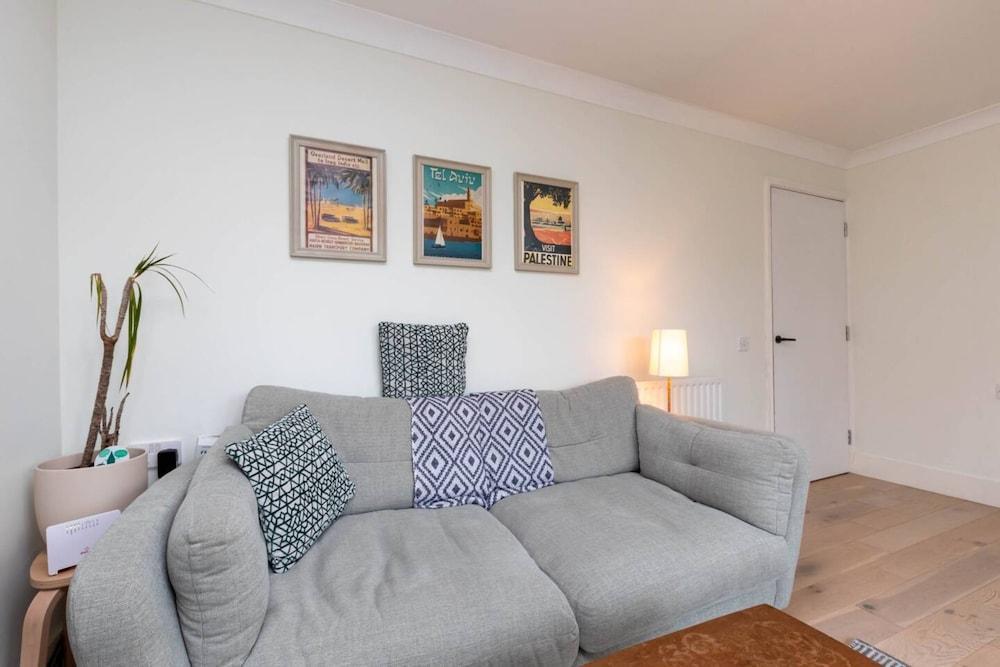 Stylish and Light 1 Bedroom Flat Near Victoria Park - Tap to explore photos